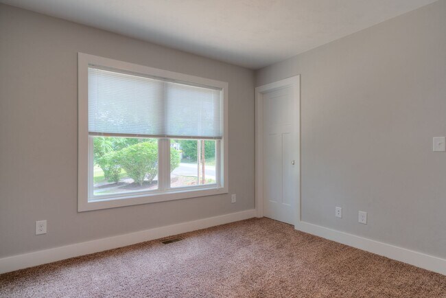Building Photo - Private Bedroom in a Shared Two-Bedroom In Uptown Village