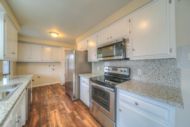 Building Photo - 41084 Beachwood Ave