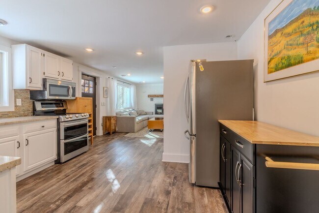 Building Photo - Quiet Cottage in the Trees