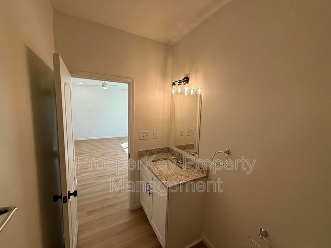 Building Photo - 405 E Chappell St