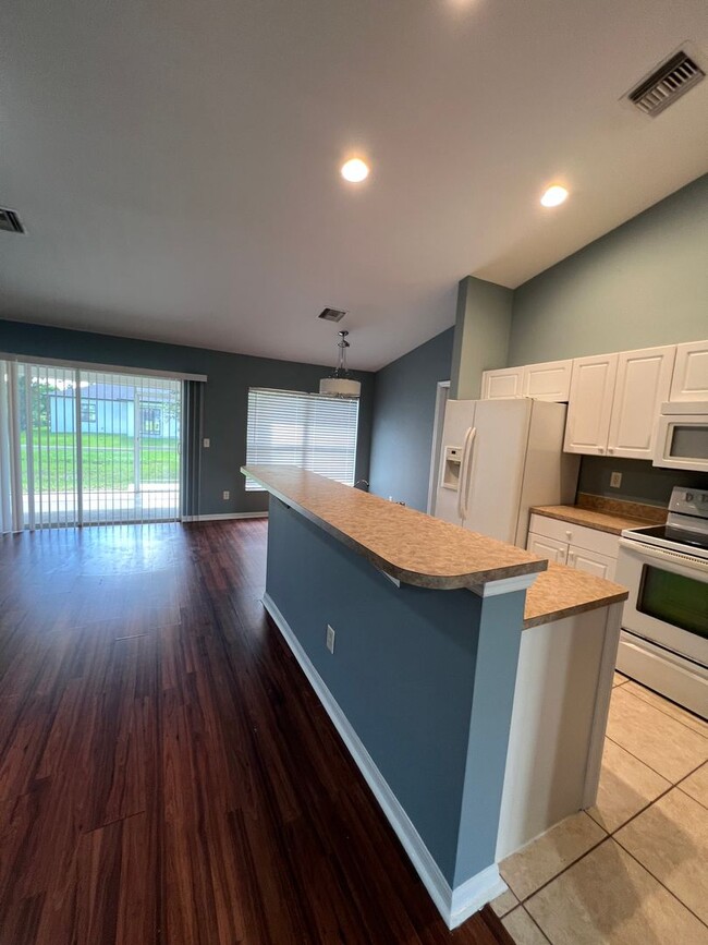Building Photo - Charming 3-bedroom, 2-bath single-family home with a garage.