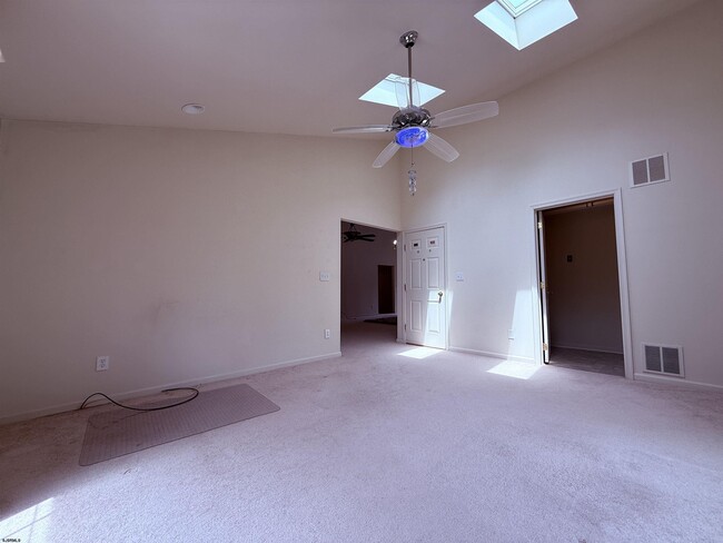 Building Photo - 2 Club House Ln
