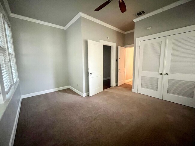 Building Photo - 4bed/2bath corner lot house in Hyde Park
