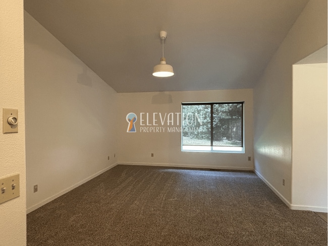 Building Photo - 3BR single-level rancher in SE Bend with large fully-fenced backyard