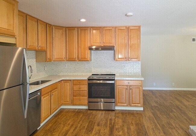 Building Photo - Beautifully Renovated Duplex Across from Blossom Hill Park