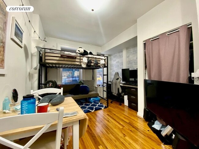 Building Photo - 239 W 100th St