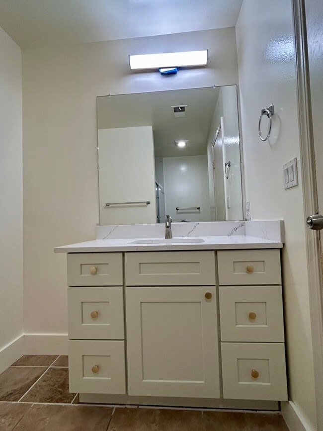 Building Photo - Updated townhome in the heart of Fremont