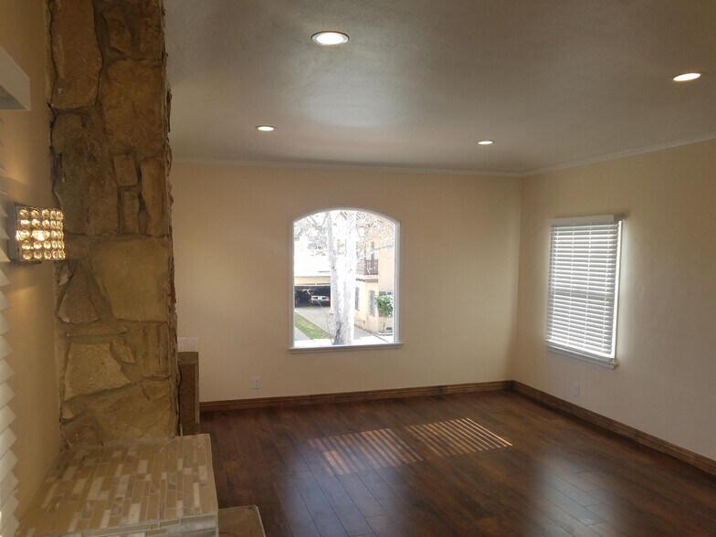 Large Living Room - 4123 Garthwaite Ave