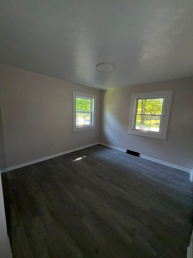 Building Photo - 2706 Lakewood Dr N