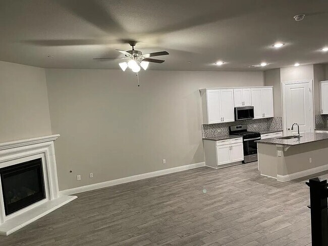 Building Photo - 207 Suma Dr