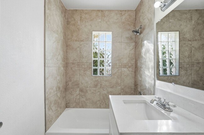 Building Photo - Great complex in Central Phoenix