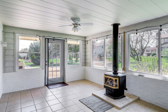 Building Photo - 1827 Larchmont Ln