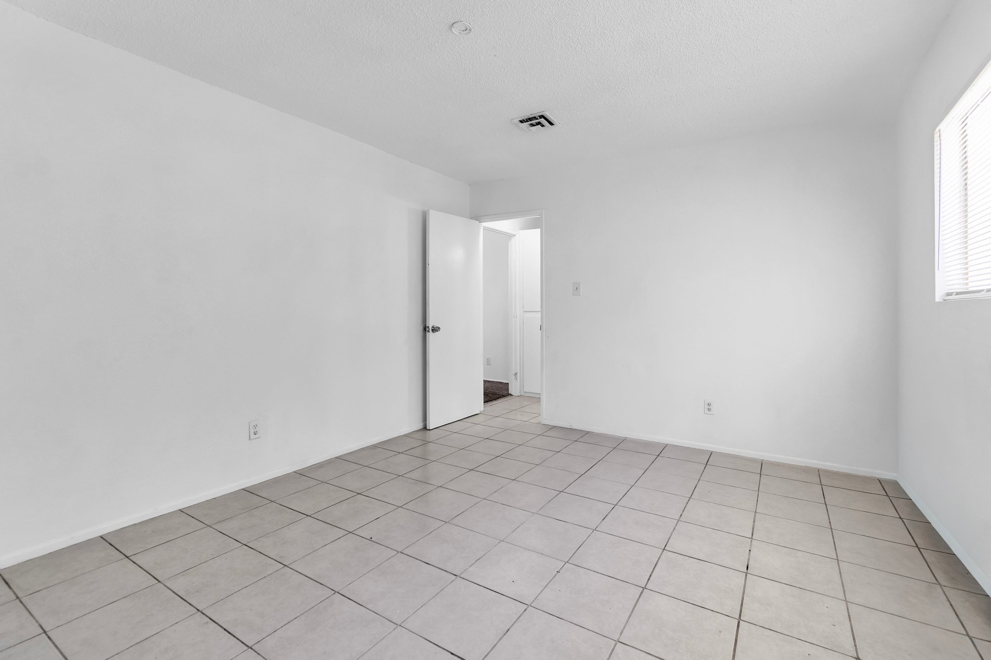Building Photo - 2508 E Mesquite Ave