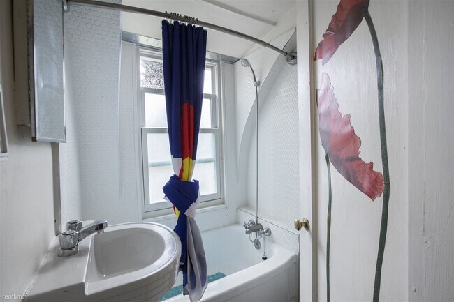 Building Photo - 1 br, 1 bath Duplex - 219 North Shields St...