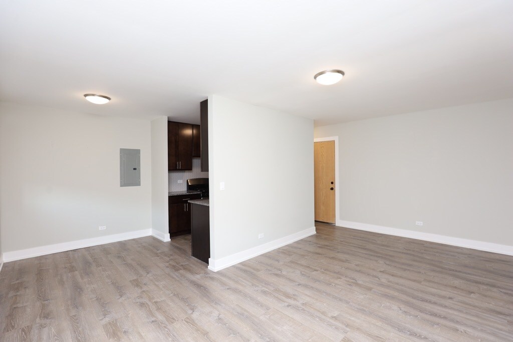 Building Photo - 533 W Surf St