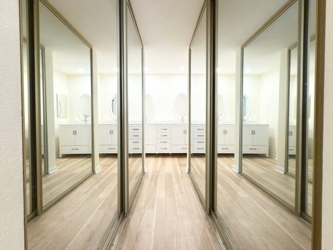 Building Photo - Upgraded Condo in La Costa!