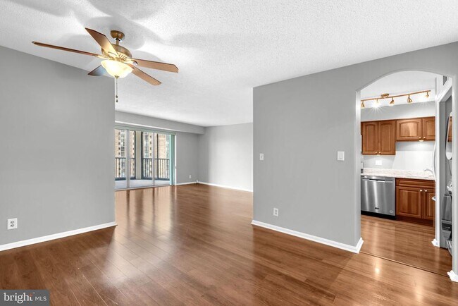 Building Photo - 5904 Mt Eagle Dr