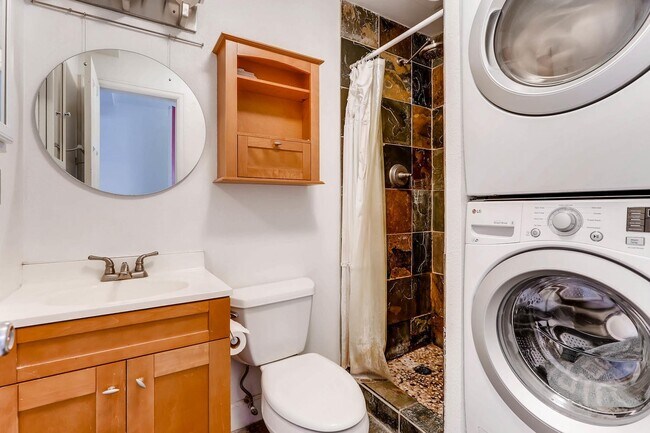 Building Photo - Modern West End Pearl St. 1 Bed/1 Bath Con...