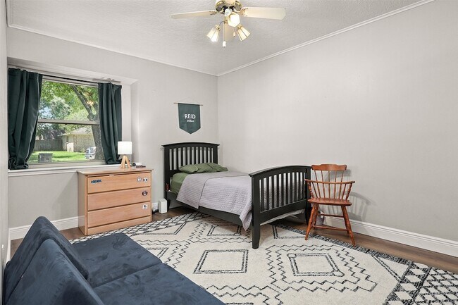 Building Photo - 1819 Meadow Creek Dr