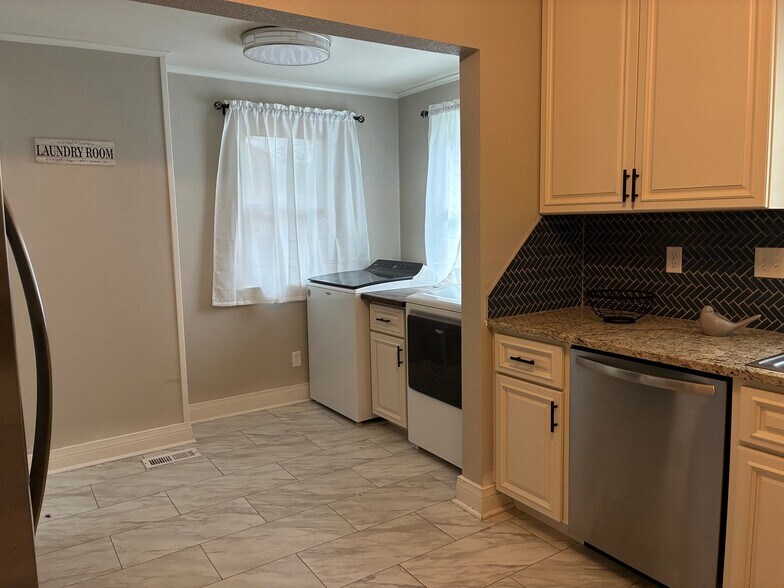 Building Photo - 1715 S College Ave