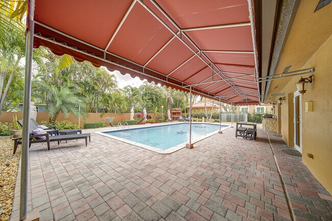 Building Photo - 16811 NW 83rd Ave