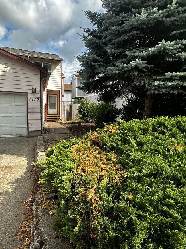 Building Photo - 3 Bedroom, 1 and half Bathroom Duplex!