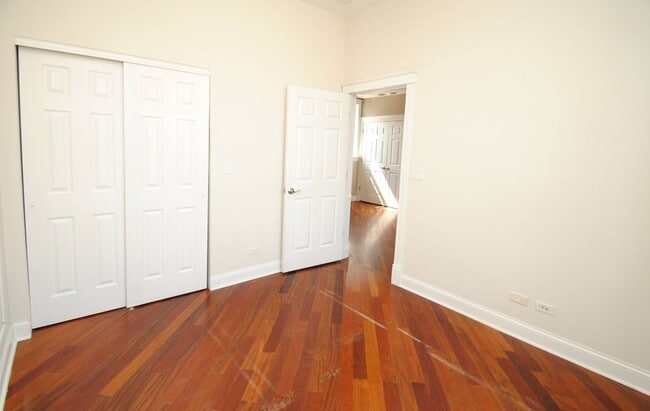 Building Photo - 867 N Mozart St