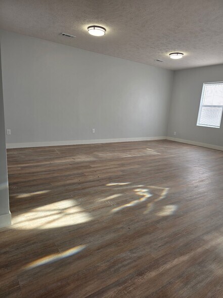 Building Photo - 2025 N 31st St