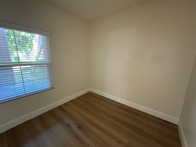Building Photo - Immaculate 2Bd/2Ba Condo w/Brand New Floor...