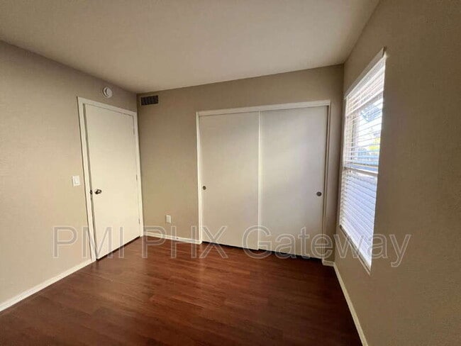 Building Photo - 1331 W Butler Dr