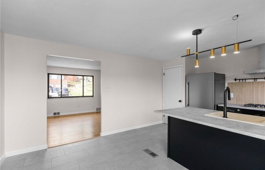 Building Photo - 548B Firethorne Dr