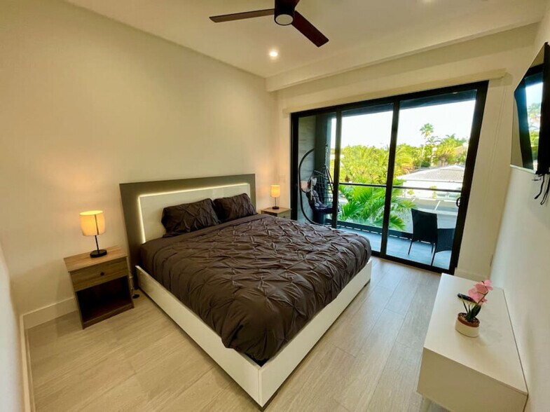 Building Photo - 549 NE 14th Ave