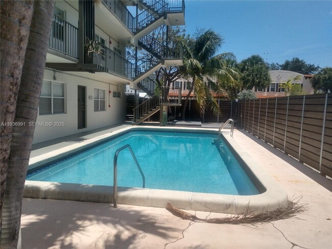 Building Photo - 609 NE 13th Ave