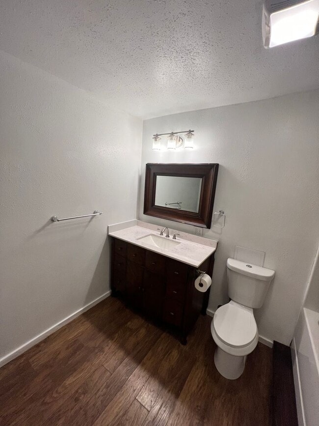Building Photo - Beautiful Large Modern Shome located betwe...