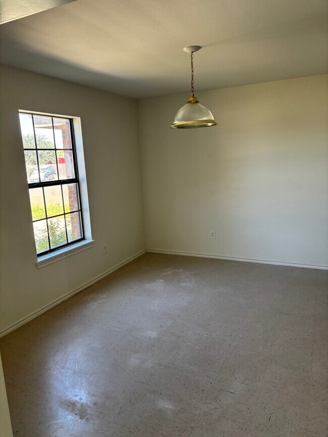 Building Photo - 505 Bahama St