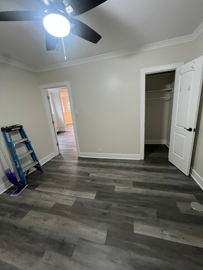 Building Photo - 3839 N Greenview Ave