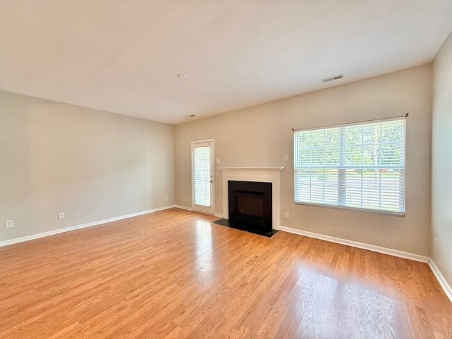Building Photo - Charming 3BD, 2BA Apex Townhome In a Prime...