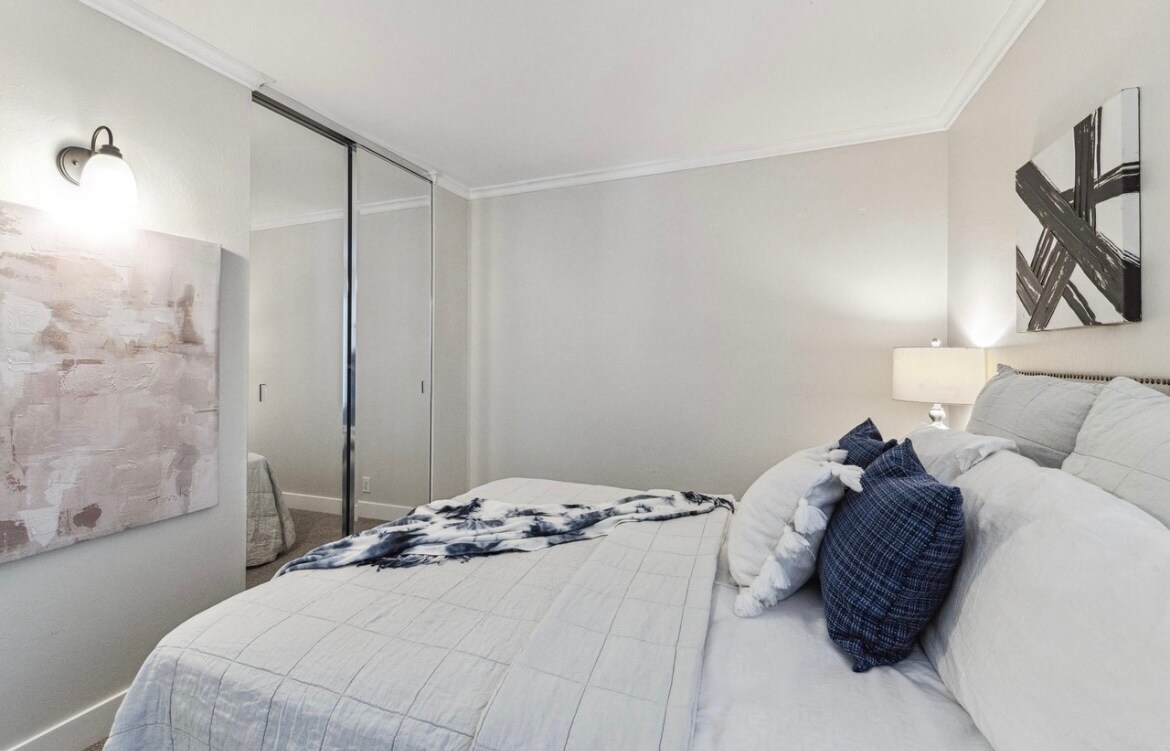 Building Photo - 2724 Oak Rd