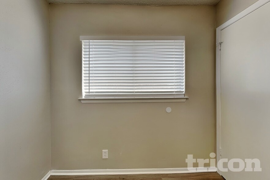 Building Photo - 7527 Ledgebrook Dr