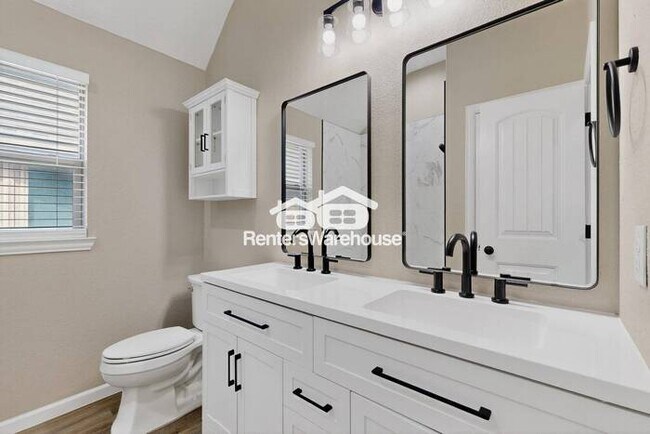 Building Photo - Great Location and Fully Refreshed Move In...