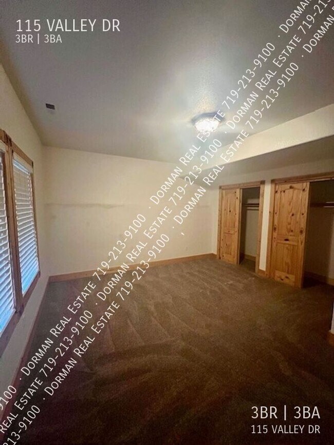 Building Photo - 115 Valley Dr
