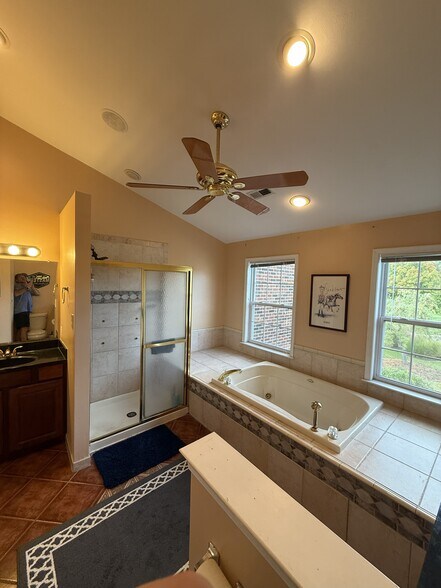 Master Bathroom - 1006 Glendevon Dr