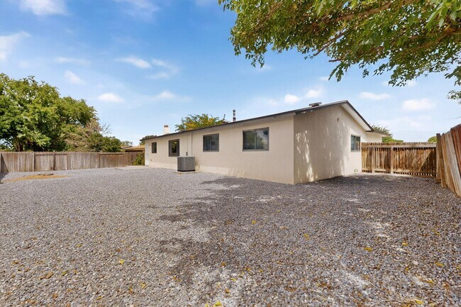 Building Photo - 7101 Cindy Dr NE