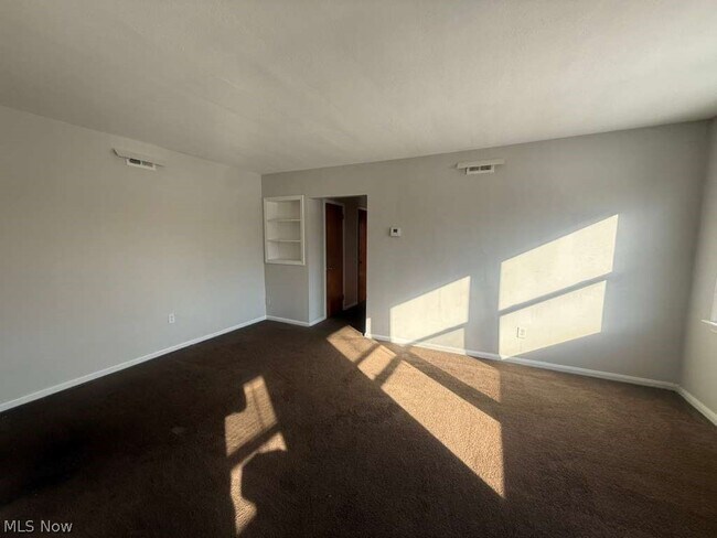 Building Photo - 2027 Warrensville Center Rd