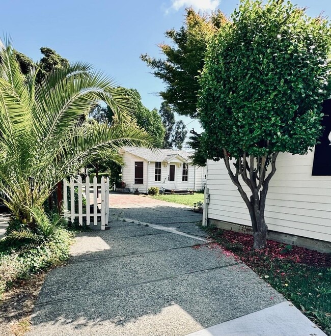 Building Photo - 327 Woodland Park