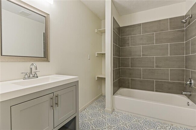 Building Photo - 937 Lawton St SW