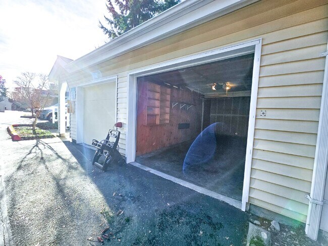Building Photo - Coming Soon! Cozy top floor 2 Bed, 2 Bath ...