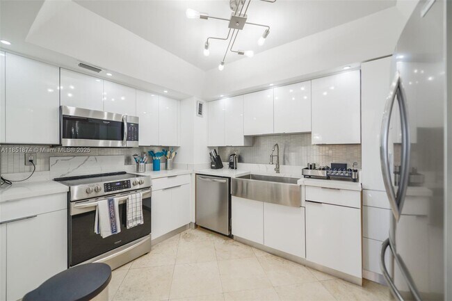 Building Photo - 5838 Collins Ave