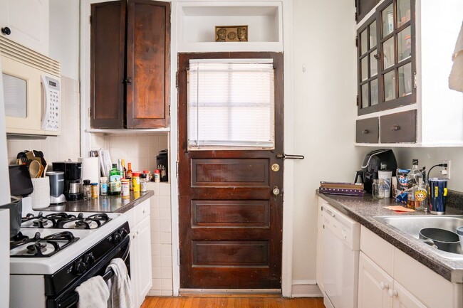 Building Photo - Ravenswood - 1 Bedroom / 1 Bath - Heat Inc...