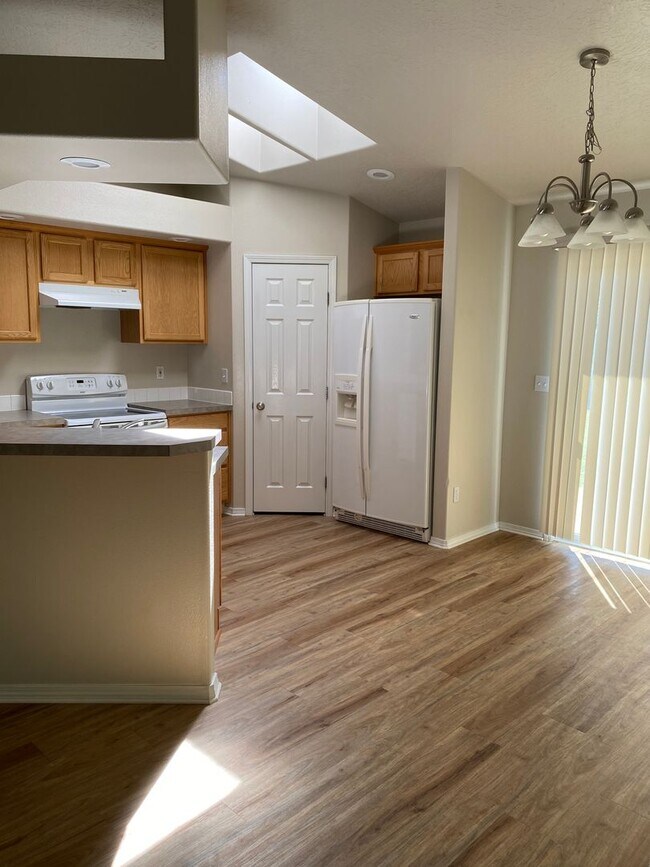 Building Photo - Great location, 3 bedroom house with large...